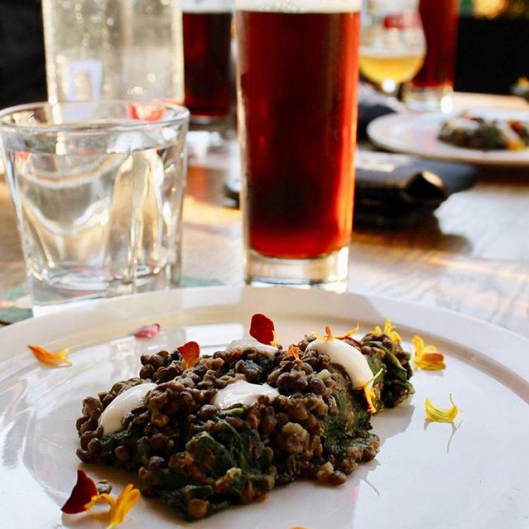 Sunday night calls for delicious beer pairings 🍽🍺
Check out this tasty shot from @redracerbrew Across the Nation Brewmaster’s Dinner, held this week in Vancouver at @craftbeeryvr

The featured dish is #Chorizo Sausage with braised #lentils, #spina